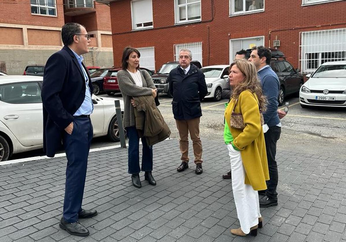 La consejera de Salud, Gotzone Sagardui, ha visitado el ambulatorio de Ortuella este jueves para abordar la reurbanización del entorno.