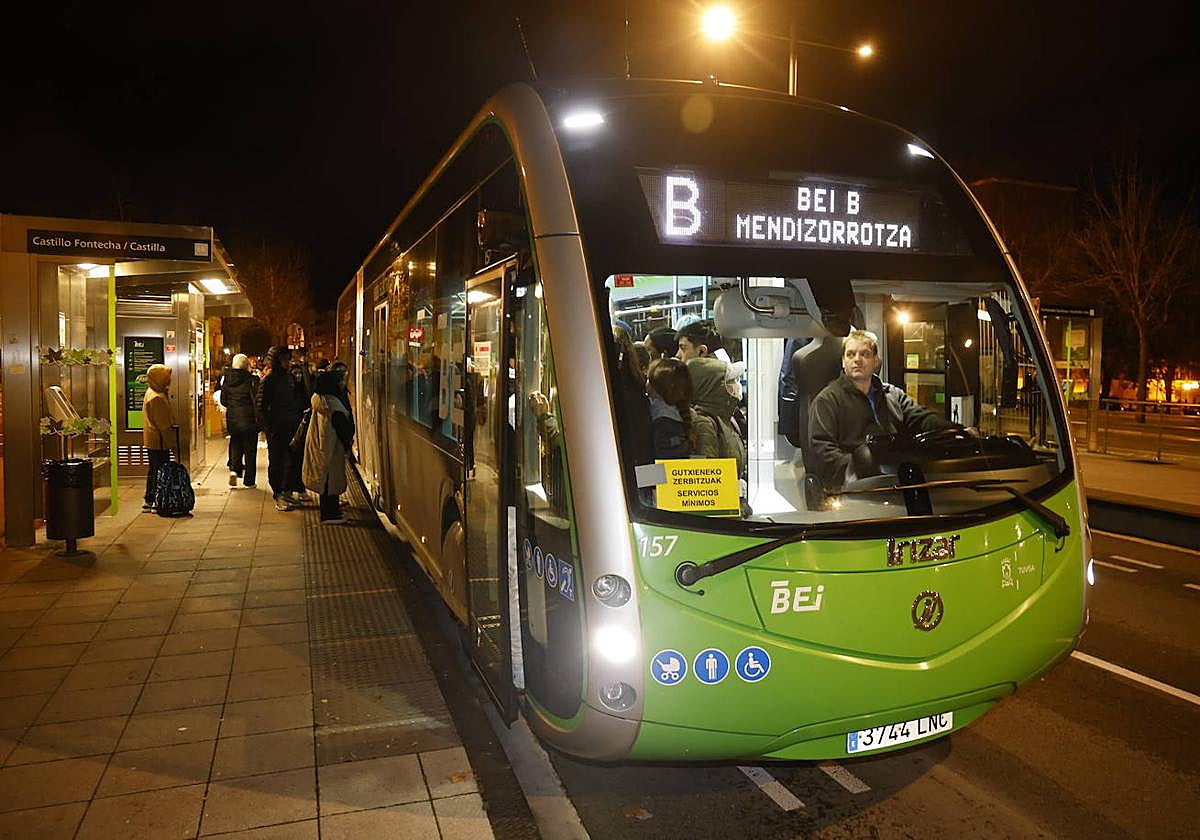 Varios pasajeros suben a uno de los autocares del BEI que cubrió los servicios mínimos este miércoles.
