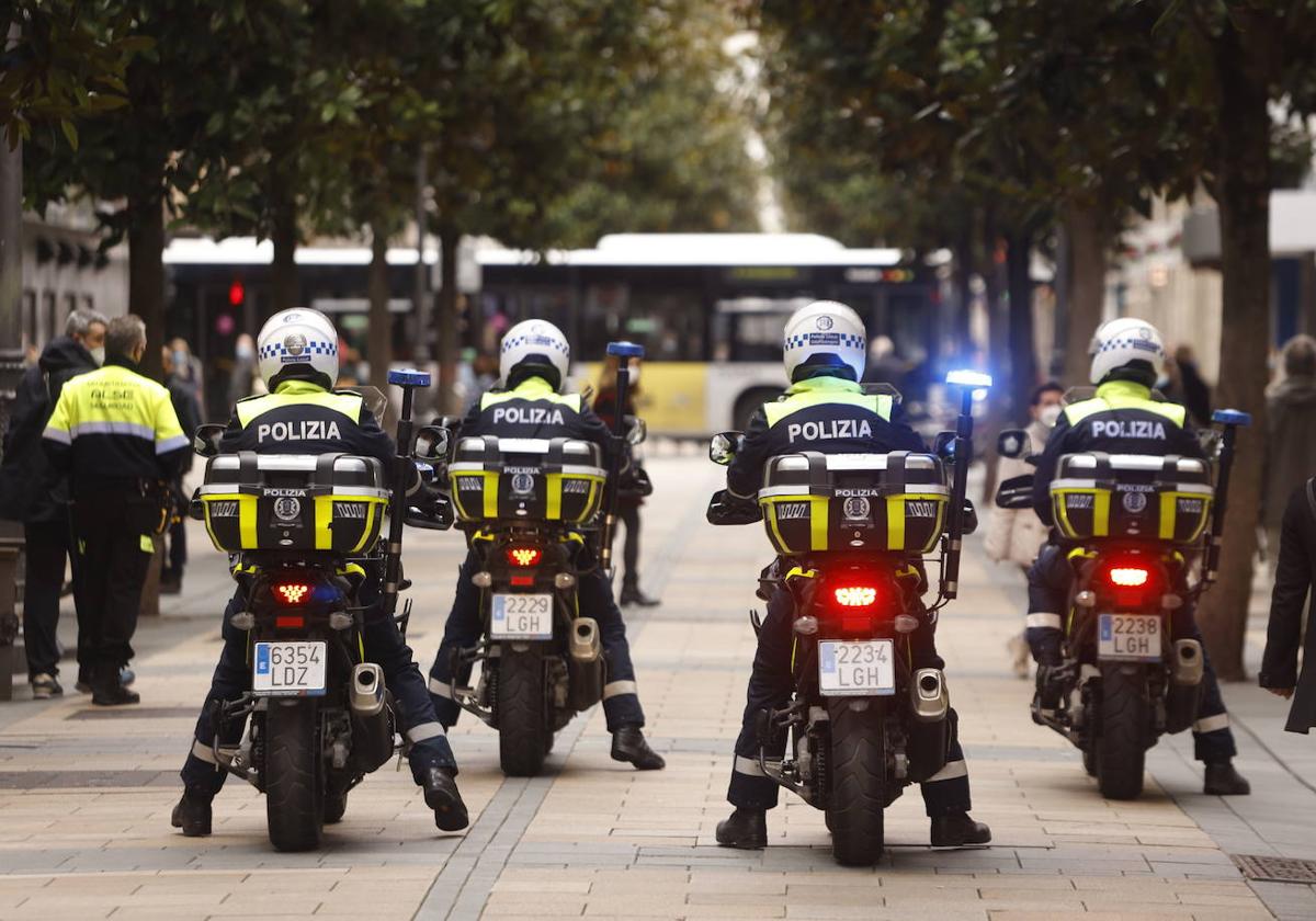 Cuatro motoristas de la Policía Local patrullan por el centro de Vitoria.