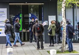 Cola frente a una oficina de Lanbide ubicada en Vitoria