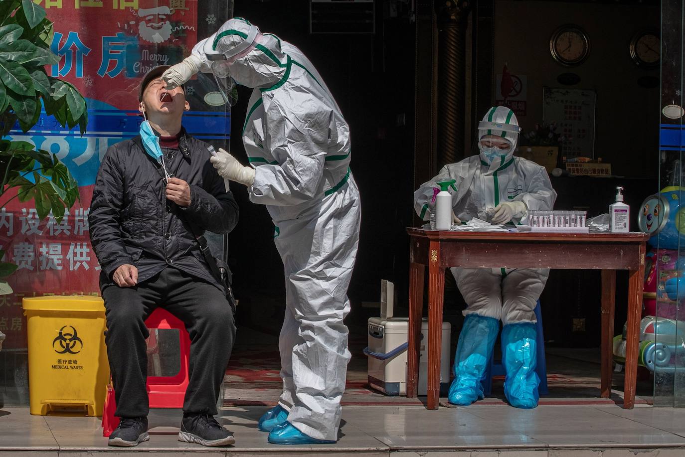 Sanitarios hacen pruebas de covid en la calle en Wuhan, China.