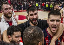 Los jugadores baskonistas celebran el triunfo en una piña.