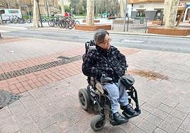 Zuriñe Salamanca en la entrada de las Juntas Generales de Álava.