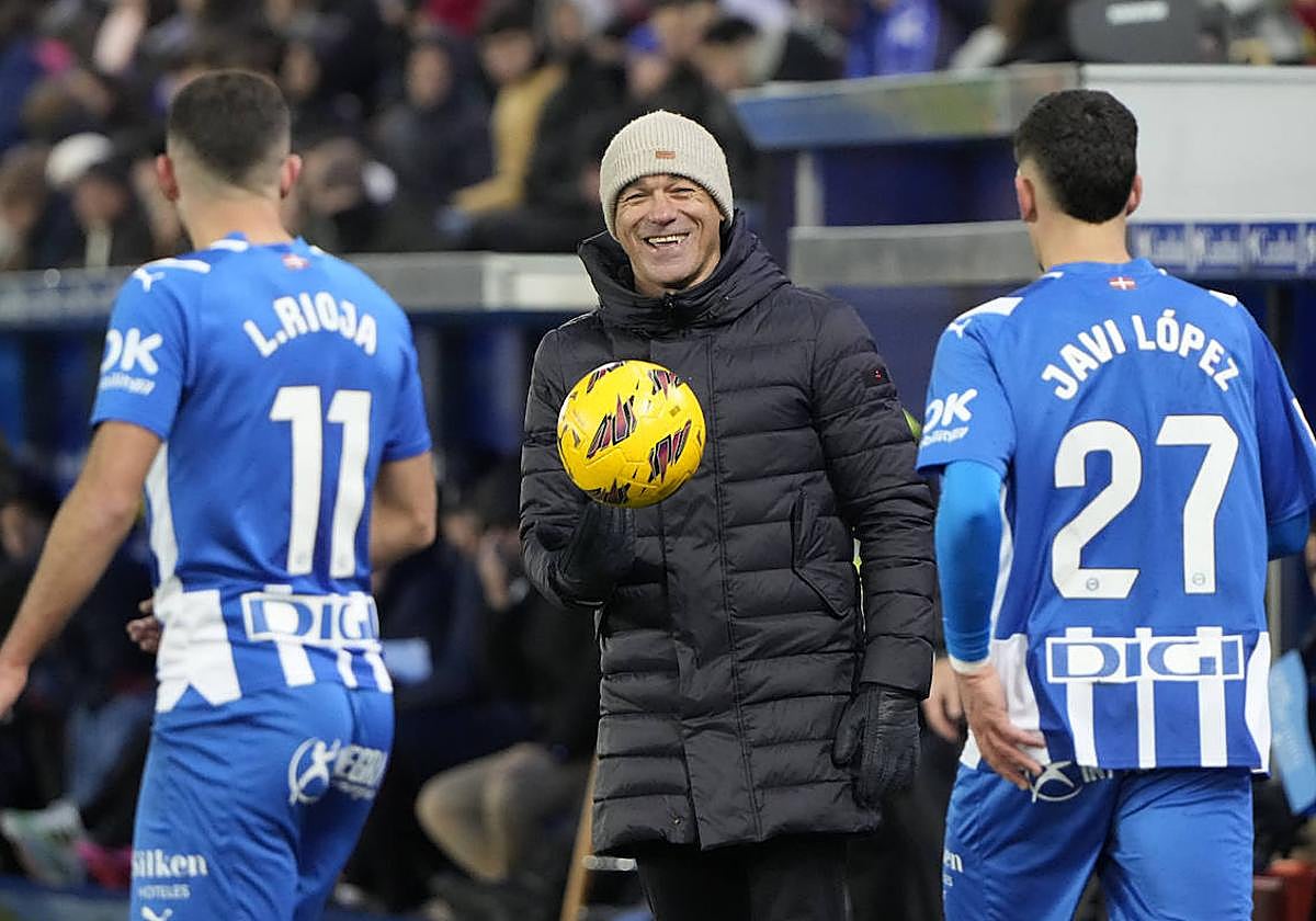 Luis García sonríe con el balón ante Luis Rioja y Javi López.