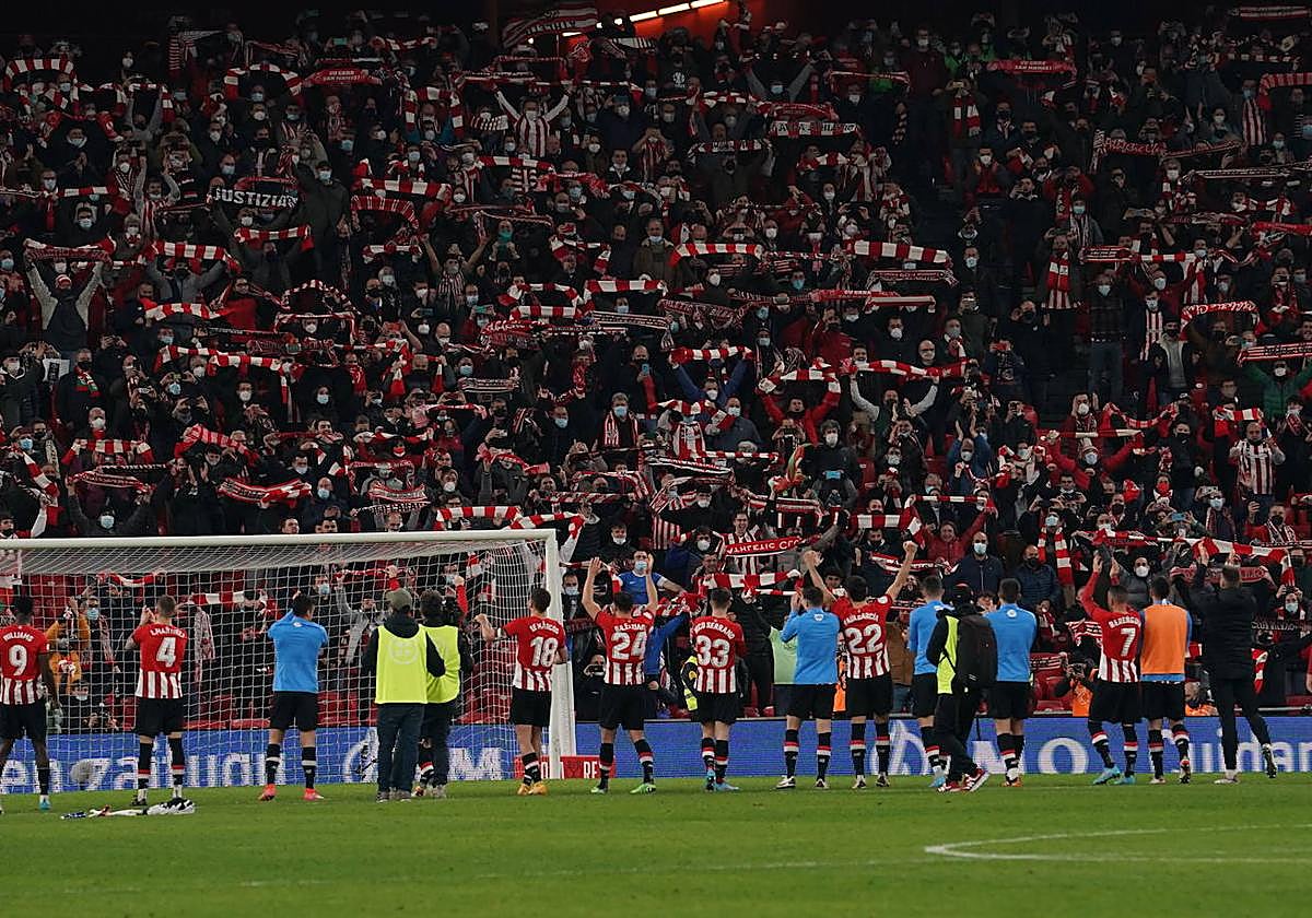 Jugadores y afición celebran la victoria ante el Barcelona en cuartos de Copa en 2022.