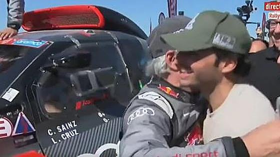 La emotiva celebración de Carlos Sainz con su familia tras ganar el Dakar