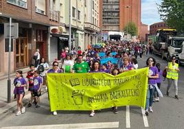 Marcha de los padres y madres del colegio Rontegi, el pasado mes de abril, como protesta por el inicio de las obras en pleno curso.