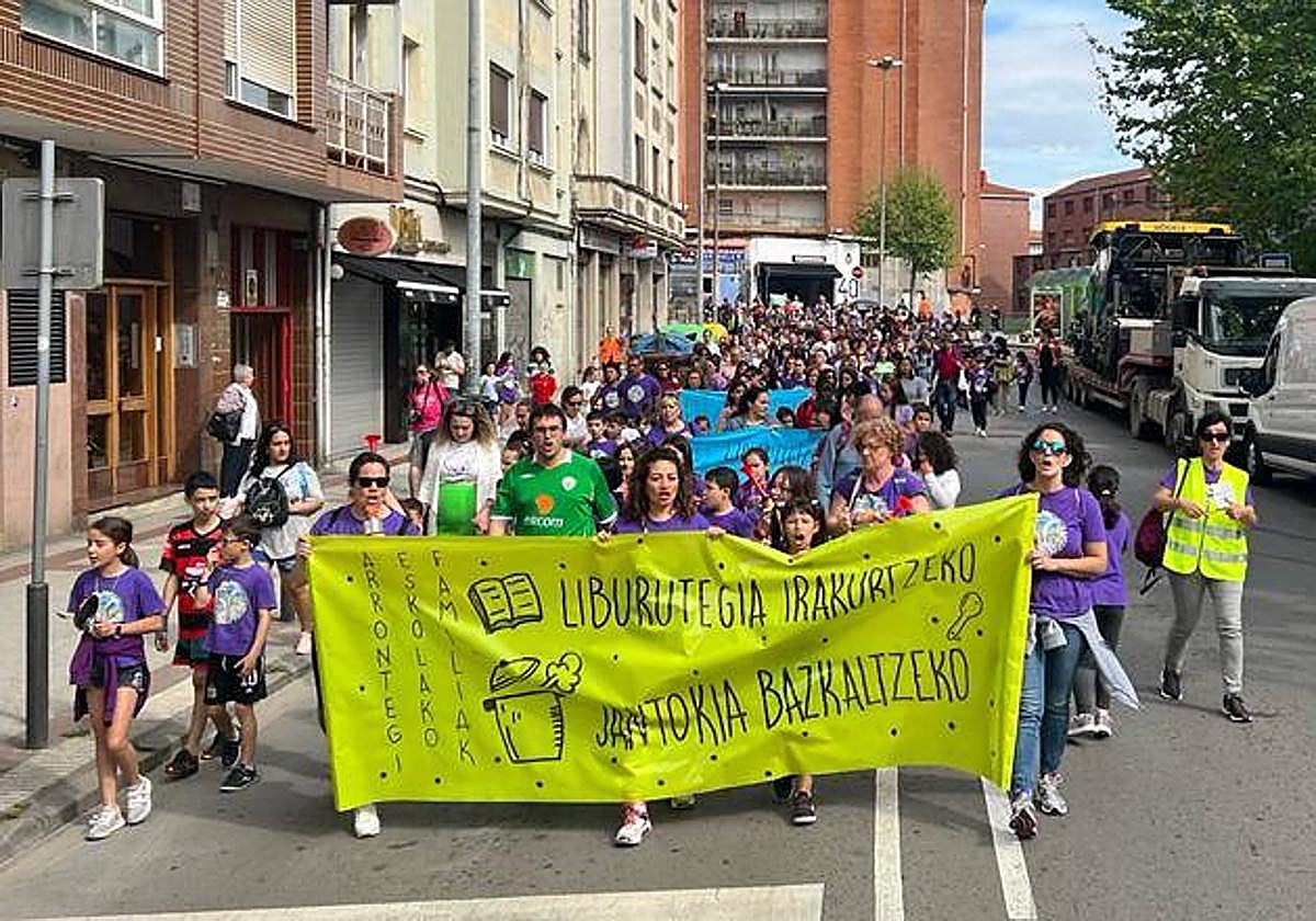 Marcha de los padres y madres del colegio Rontegi, el pasado mes de abril, como protesta por el inicio de las obras en pleno curso.