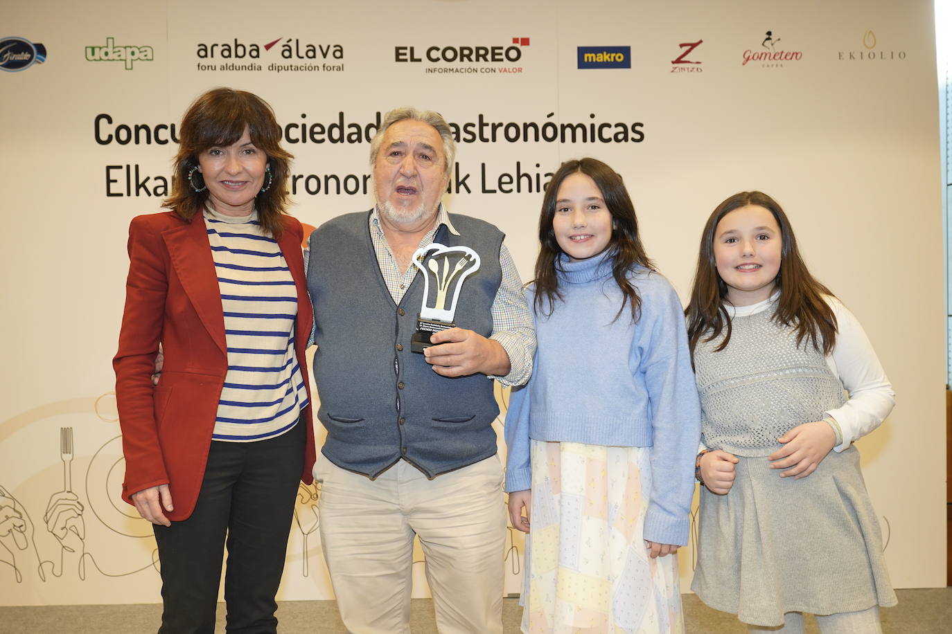 María Goti, Pepe Garrote (Abendaño) y sus nietas Alazne y Olaia.