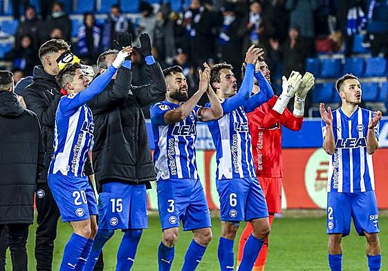 Los jugadores albiazules celebran el triunfo con la afición.