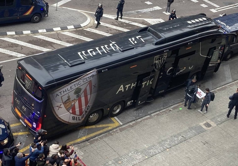 Autobús del Athletic a las puertas de Mestalla.