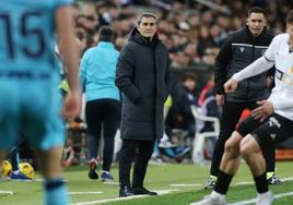 Valverde, con rostro serio en la banda de Mestalla.