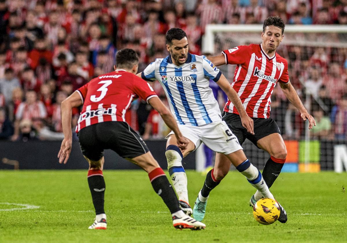 Vesga presiona a Mikel Merino en el derbi ante la Real de la pasada jornada.