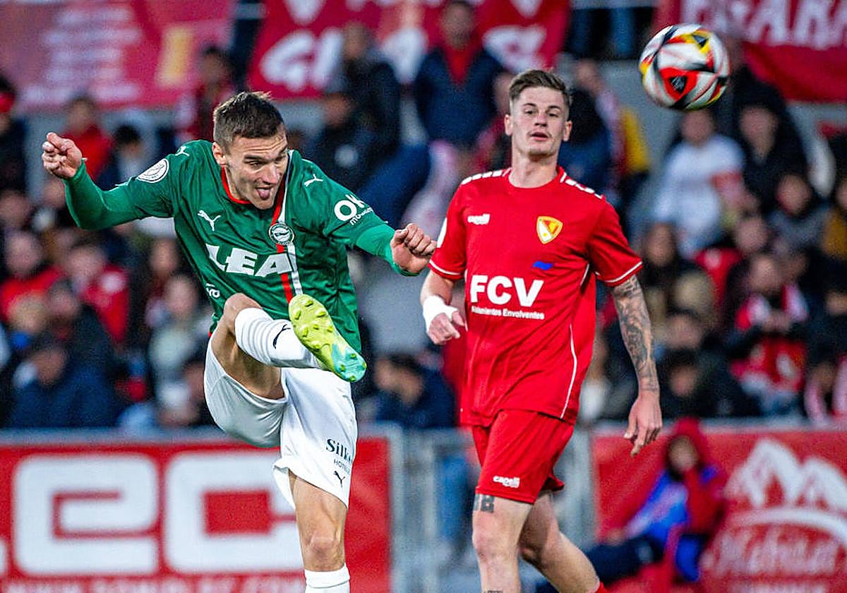 Maras despeja un balón en el duelo copero ante el Terrassa.