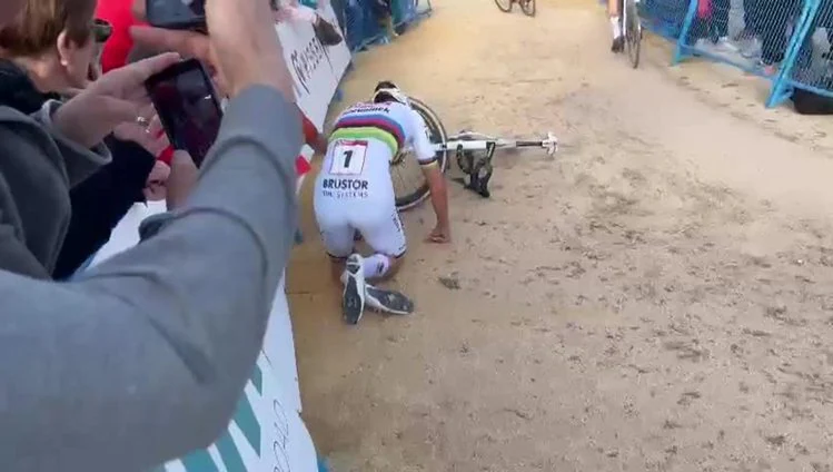 Así fue la caída de Van der Poel en el ciclocross de Benidorm
