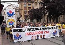 Manifestación de la Ertzaintza sobre las vías del tranvia.