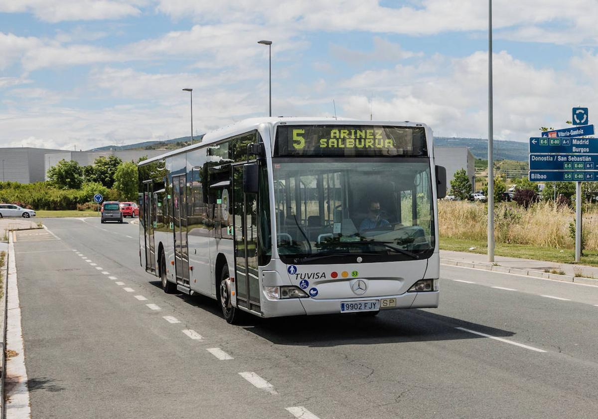 La oferta del transporte público no resulta competitiva en comparación al vehículo privado.