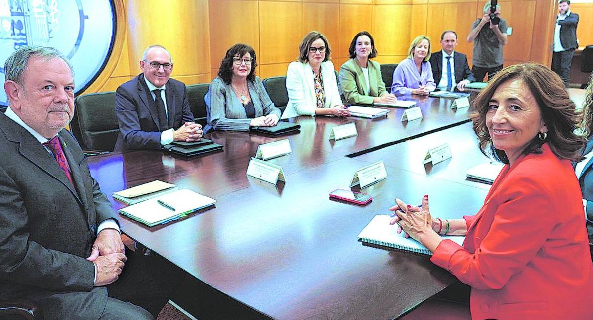 Reunión del Consejo Vasco de Finanzas presidida por el consejero de Economía del Gobierno vasco, Pedro Azpiazu.