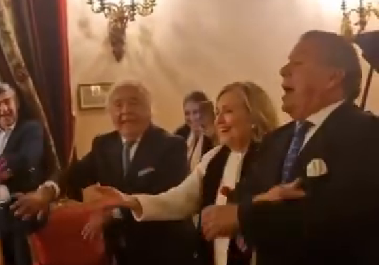 Así bailó Hillary Clinton 'La Macarena' con Los del Río en la fiesta de Eugenia Martínez de Irujo