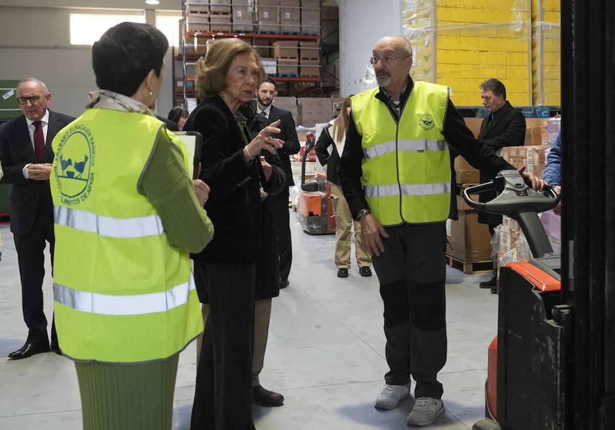 La reina Sofía en las instalaciones del Bando de Alimentos de Álava.