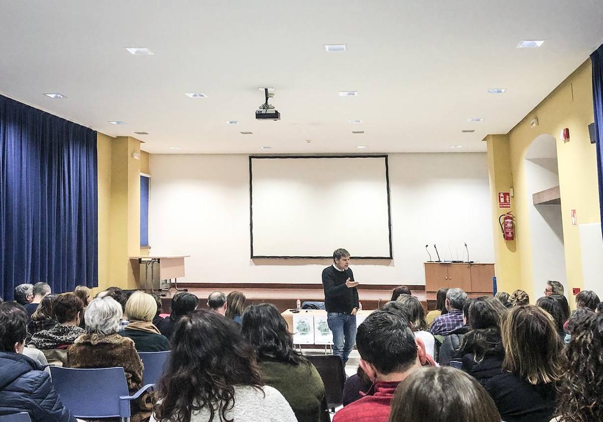 Las jornadas se desarrollan en la sala del edificio de la catequesis.