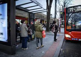 Una unidad de Bilbobus de servicios mínimos circula durante una jornada de huelga total