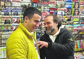 Yeray con Víctor Rodríguez en una tienda de Galdakao, donde reside este chico vizcaíno con autismo.