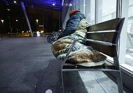 Una persona sin hogar, en el exterior de la estación de autobuses de Vitoria.