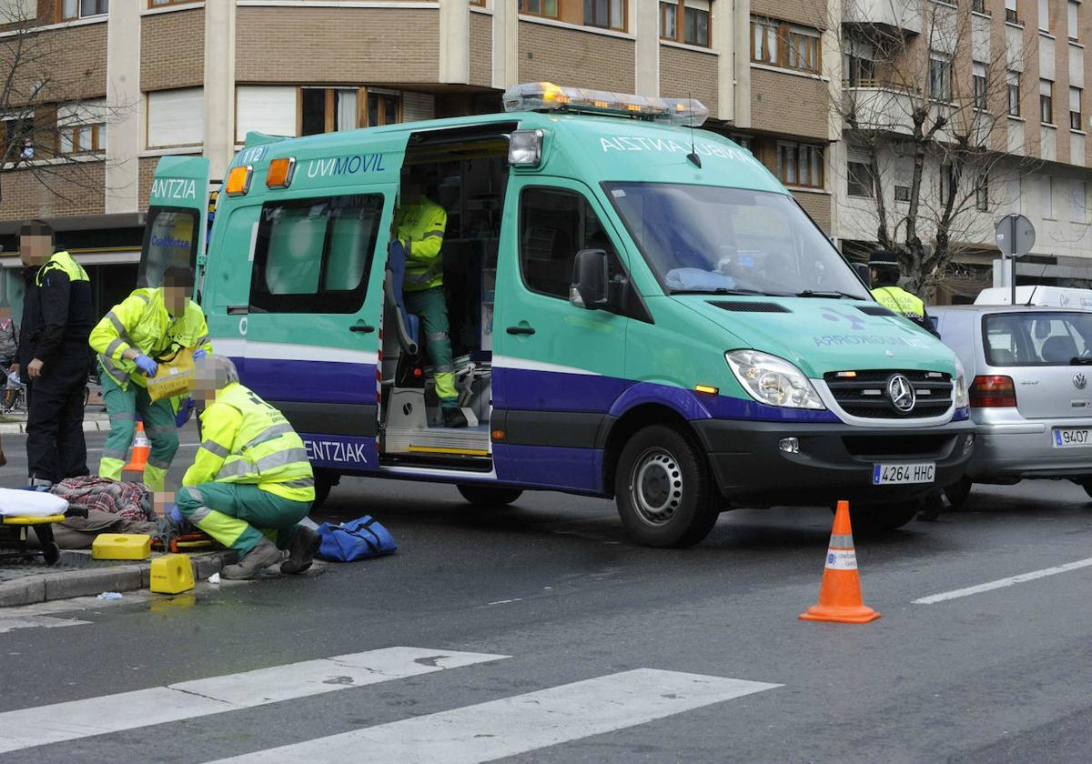 Una UVI móvil durante una emergencia en Vitoria.