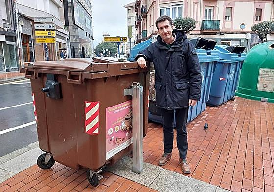 Gorka Zubiaurre, actual presidente de la mancomunidad, junto a un contenedor marrón en Barakaldo.