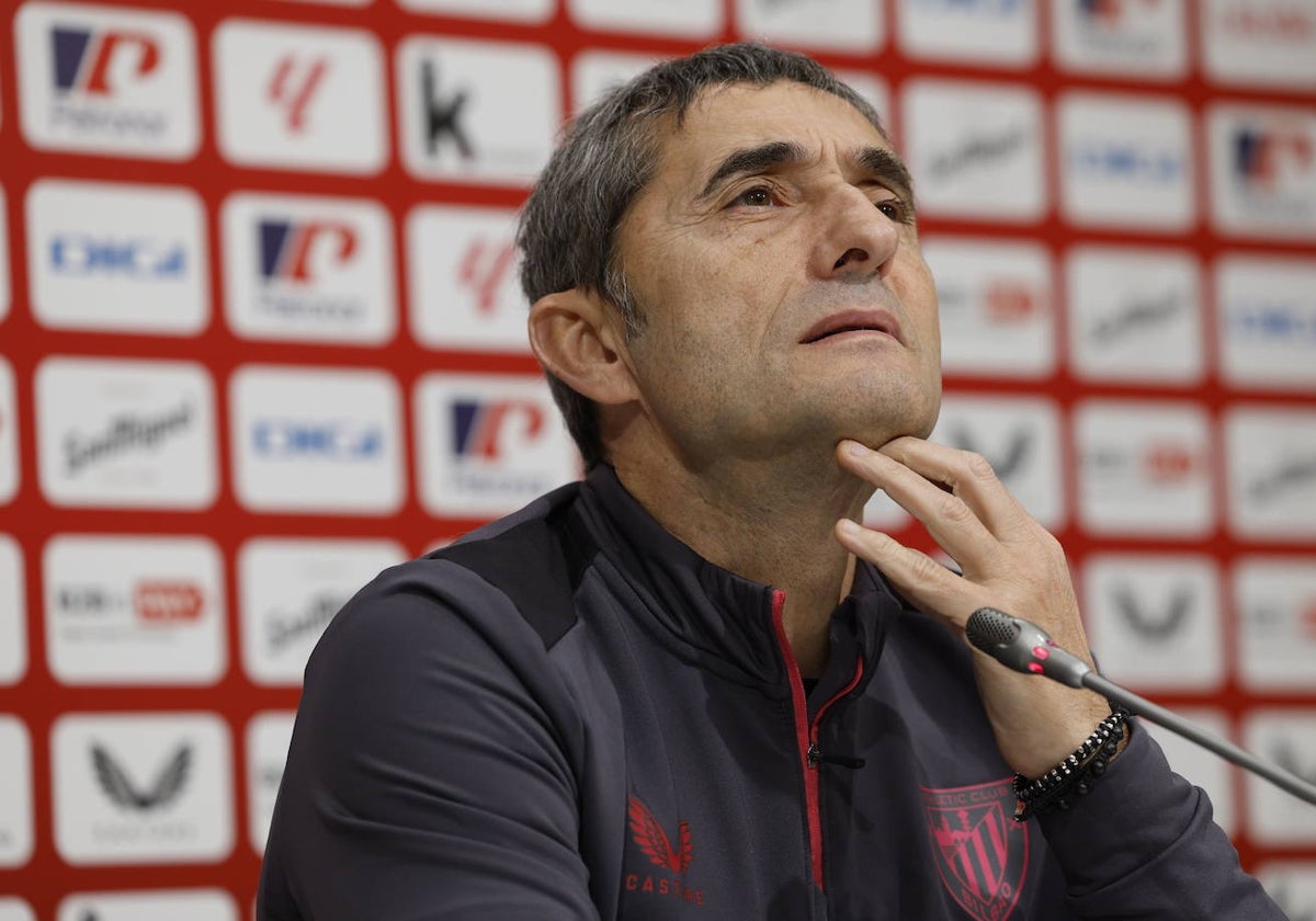 Ernesto Valverde en la sala de Prensa de Lezama.