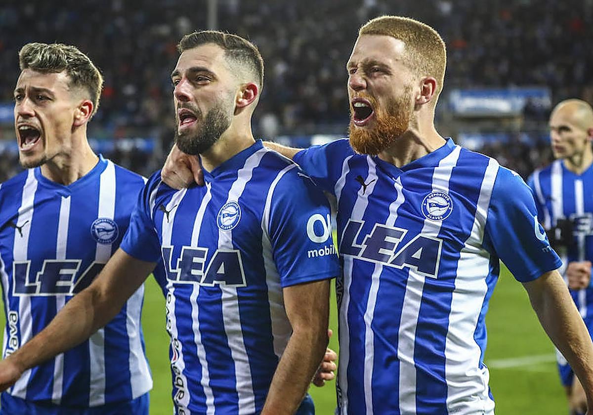 Rioja y Carlos Vicente, junto a Antonio Blanco, celebran el gol de penalti del extremo andaluz contra el Cádiz.