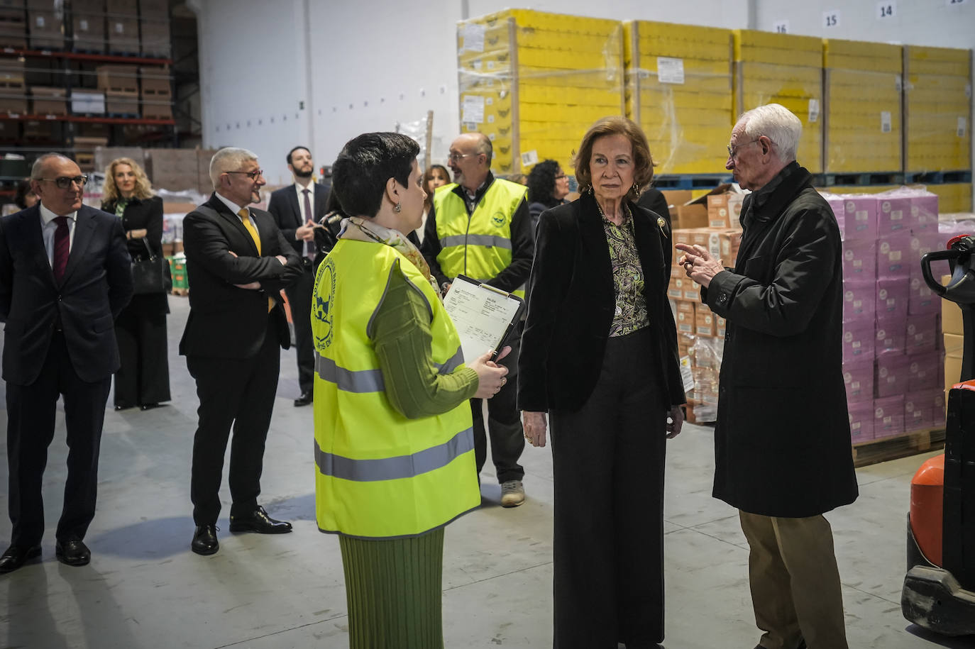 La emérita Sofía visita Vitoria para conocer de cerca la labor del Banco de Alimentos de Álava