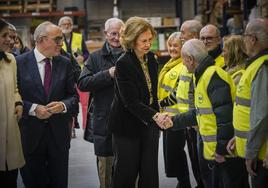 La emérita Sofía visita Vitoria para conocer de cerca la labor del Banco de Alimentos de Álava