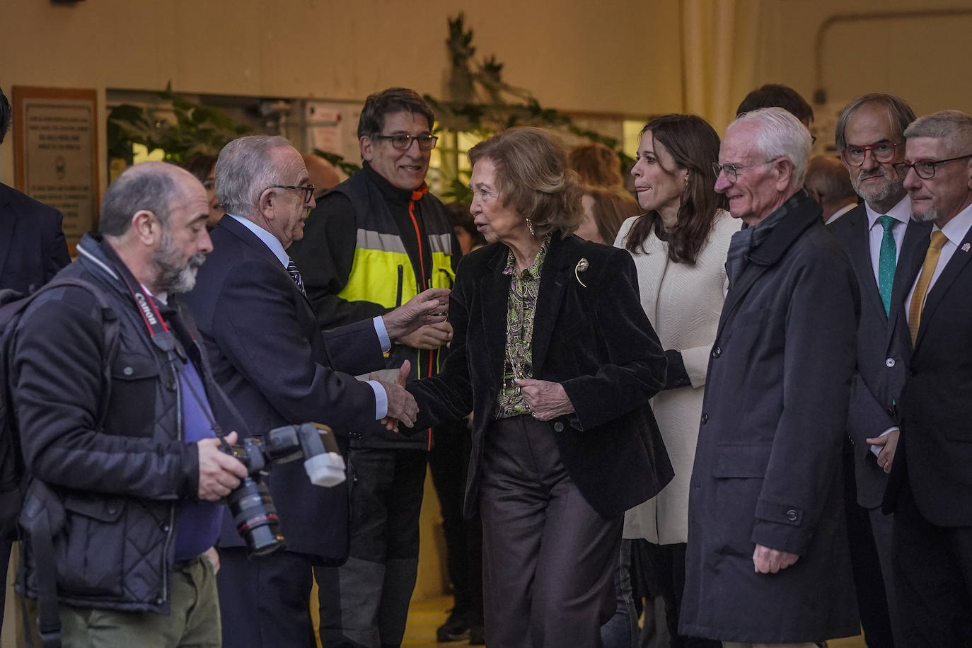 La emérita Sofía visita Vitoria para conocer de cerca la labor del Banco de Alimentos de Álava