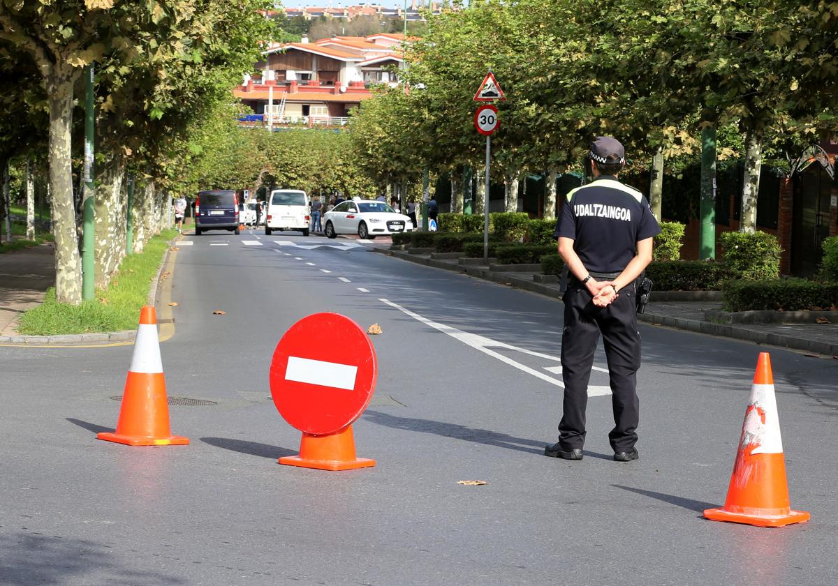 Un policia municipal controla la calle cortada de la Avenida del Angel.