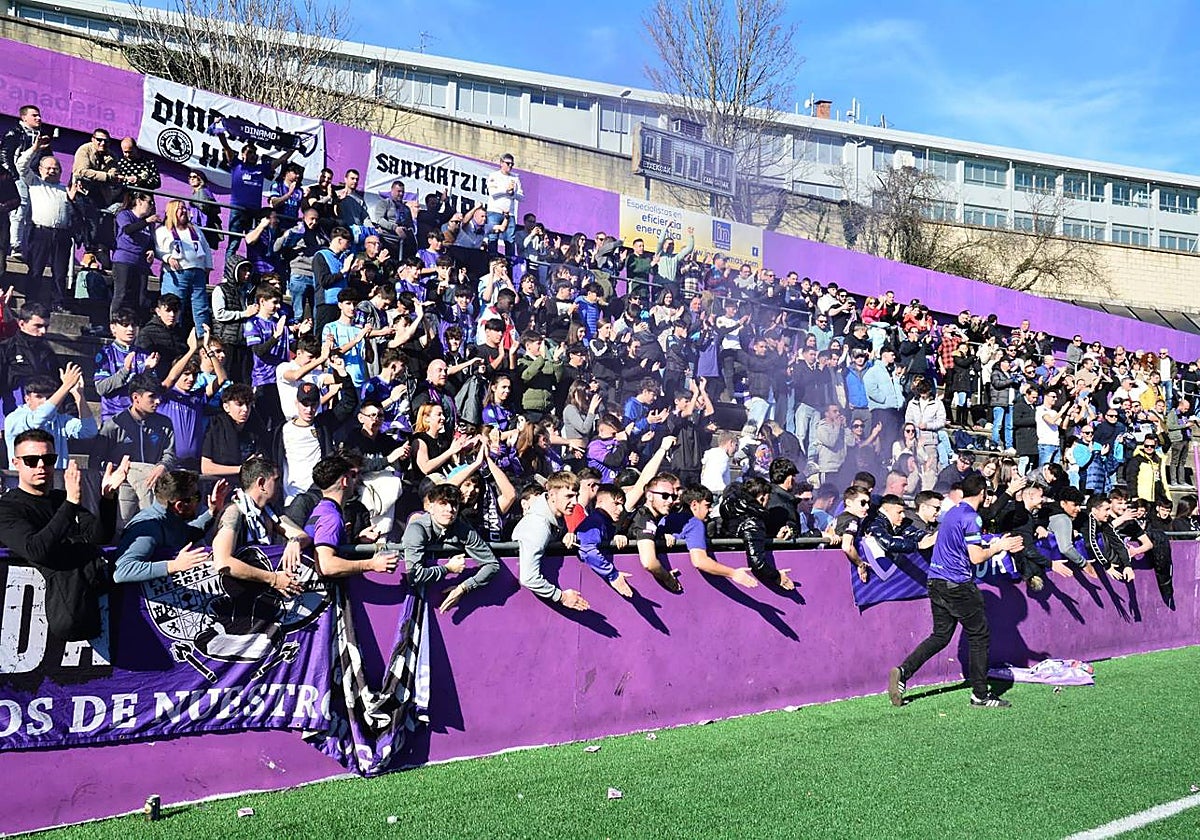 Los centenares de aficionados del Dinamo San Juan que acudieron el domingo a San Jorge.