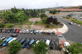 Coches aparcados en el Antiguo Golf, con la rotonda de Artaza al fondo.