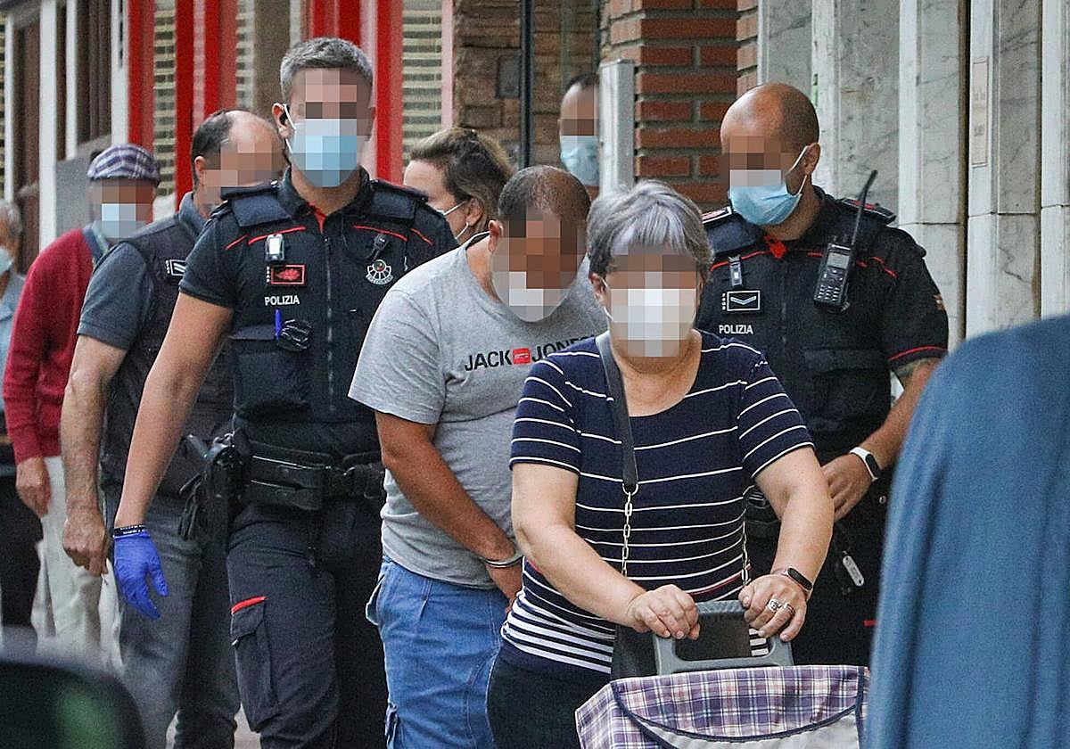 Ertzainas acompañan al condenado al registro de su piso en Vitoria.