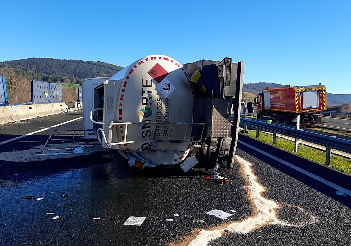 Uno de los camiones ha quedado volcado sobre la calzada de la AP-1.