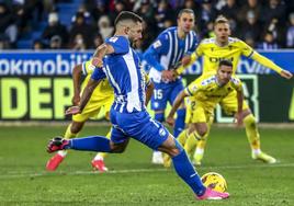 Rioja se dispone a lanzar el penalti que dio el triunfo al Alavés contra el Cádiz.