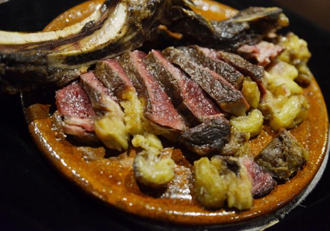 Chuletas con patatas del Bilbao Urban Sagardotegi,.