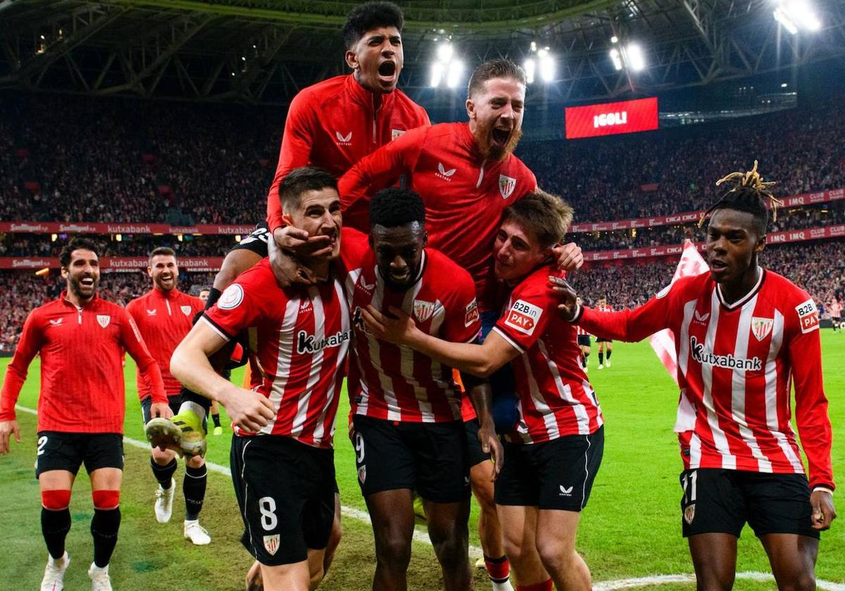 Iñaki Williams celebra el gol junto a sus compañeros.