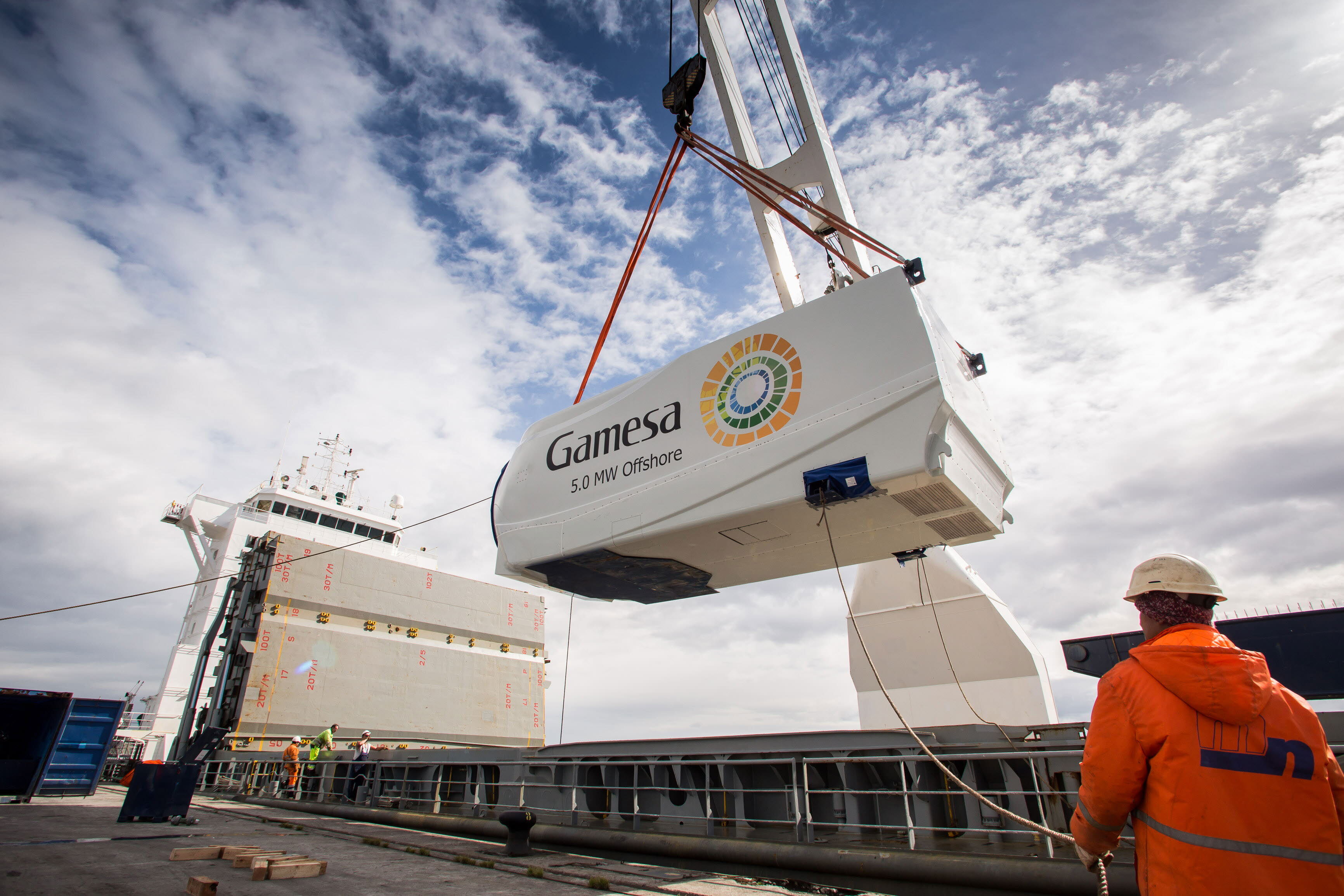 Imagen de la descarga de un aerogenerador de Gamesa transportado en barco.