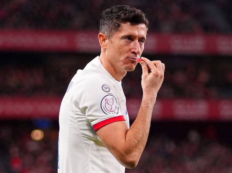El gesto Lewandowski con una gominola que le tira el público de San Mamés