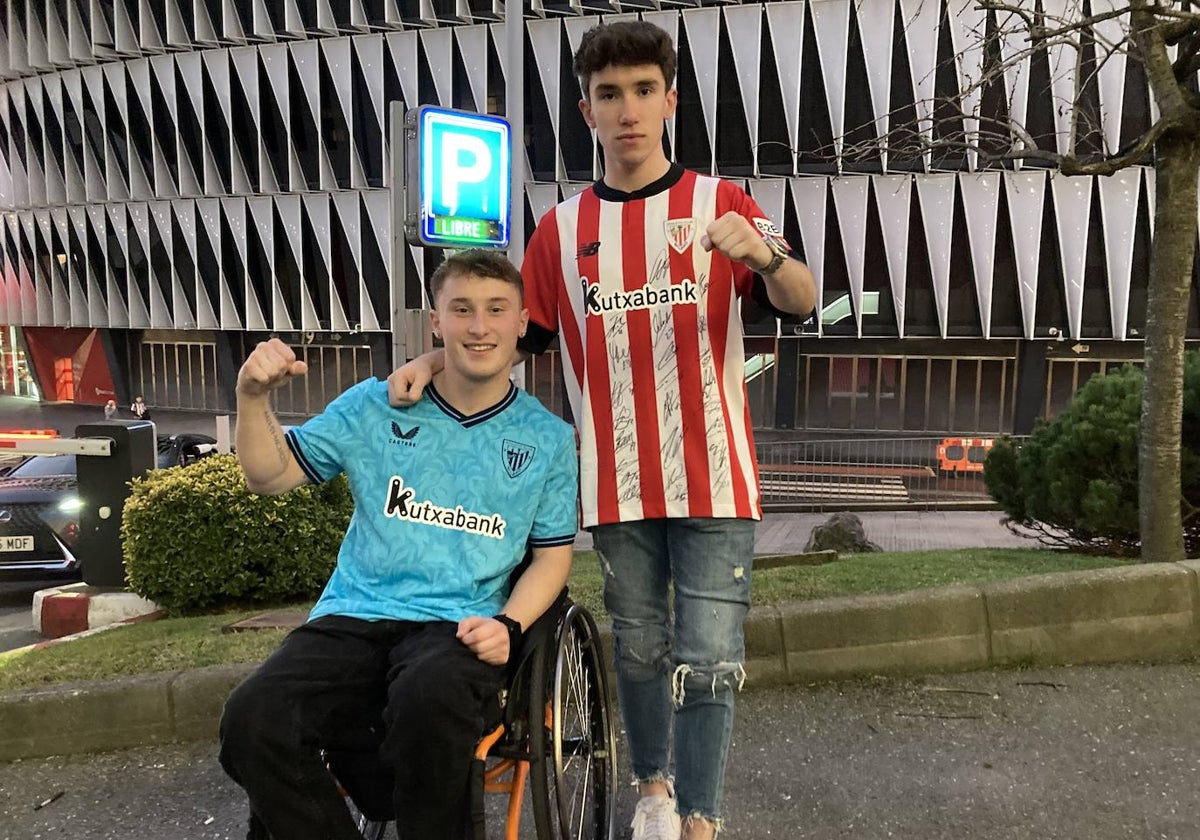 Julen Álvarez y su amigo Nacho Fernández en San Mamés tres horas antes del partido.