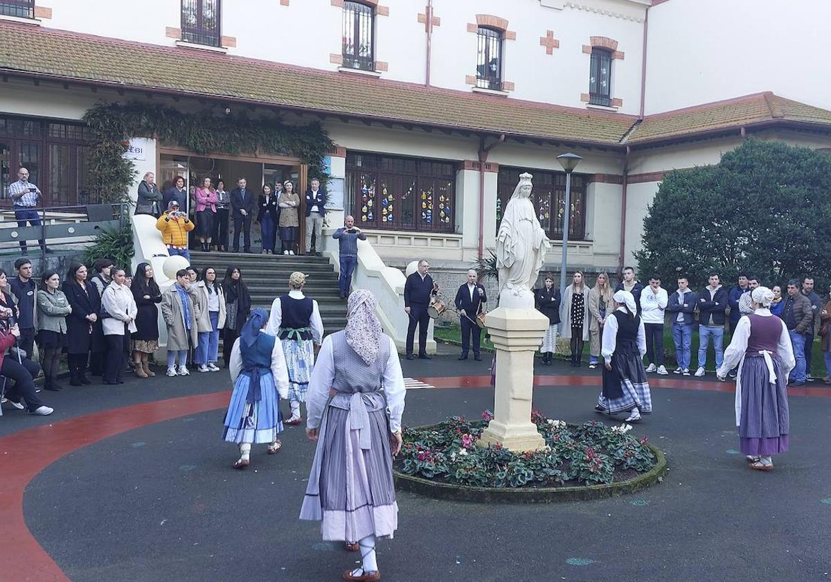 El acto de celebración ha comenzado con un aurresku de honor ante decenas de personas.