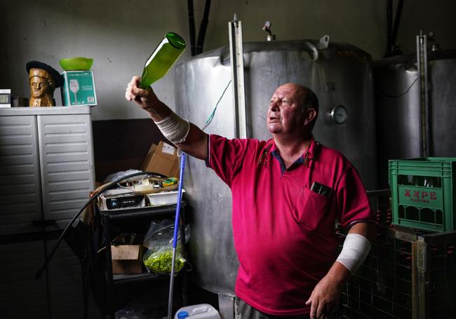 José Antonio, de la sidrería Axpe rodeado de su botellas de sidra.