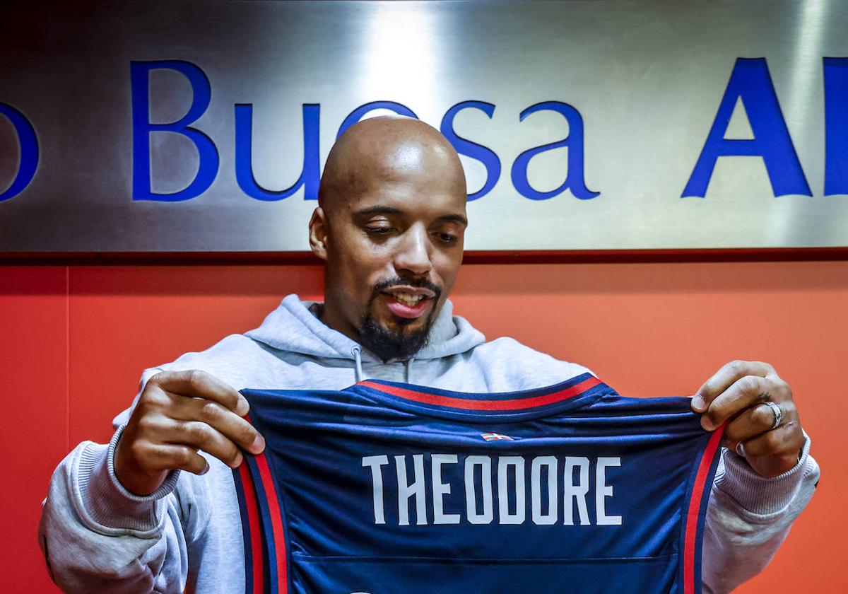 Jordan Theodore, con su nueva camiseta baskonista.