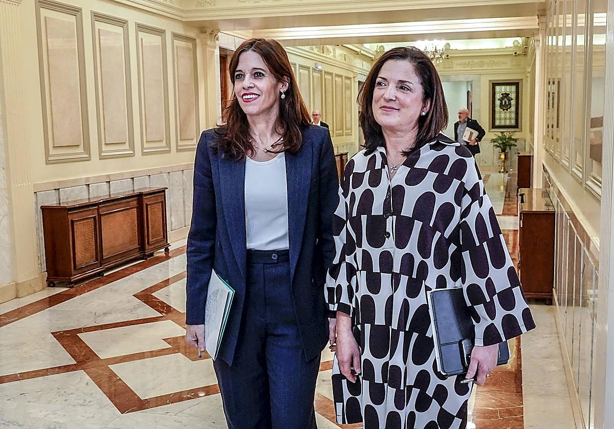 Maider Etxebarria y Beatriz Artolazabal, tras la rueda de prensa.
